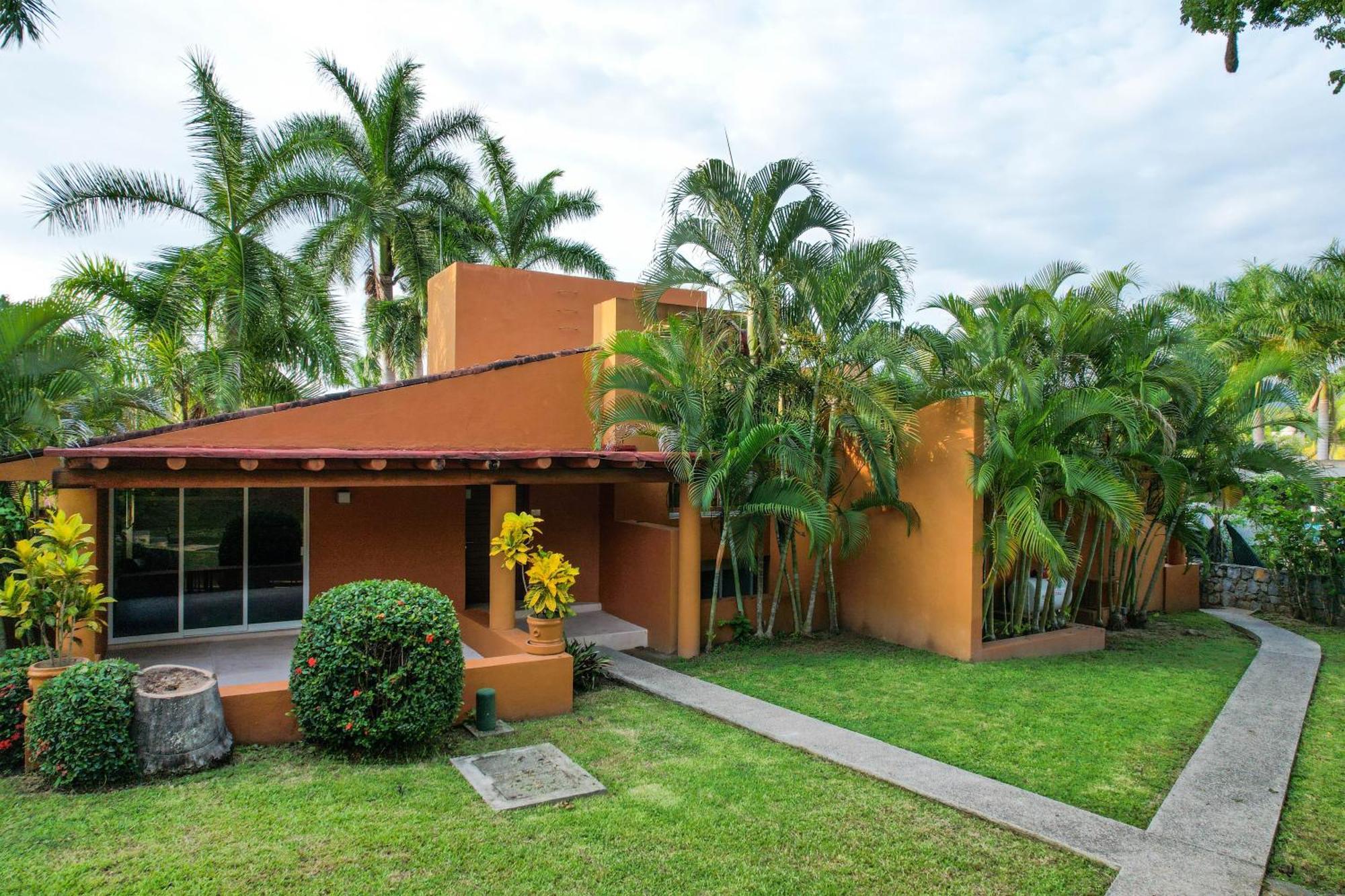 Hotel Ixzi Plus Ixtapa  Exterior photo